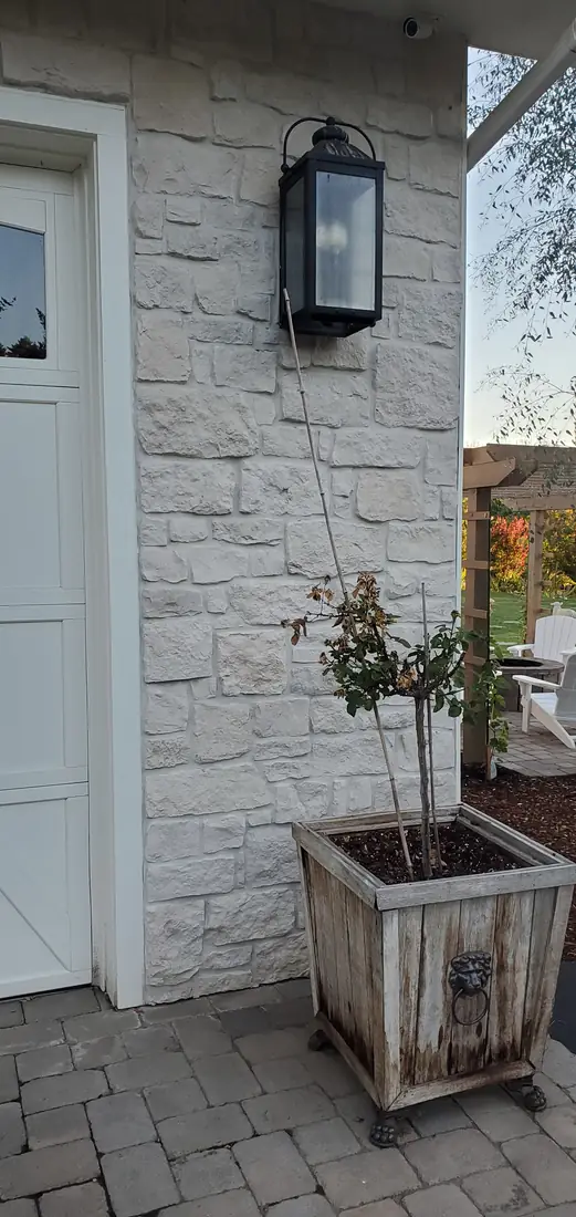 Cream stone veneer exterior accent wall near entryway Oregon
